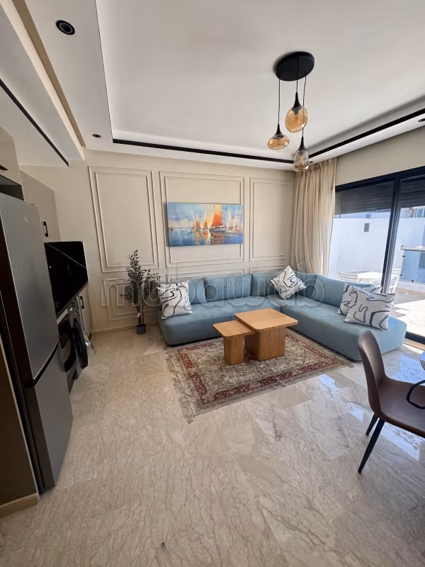 Location d'un appartement à Maârif. 
3 grandes pièces. 
Bien meublé