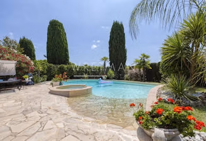 Pequeña granja de lujo con dos villas y piscina y olivos cerca de la carretera doble dirección hacia Boufekrane