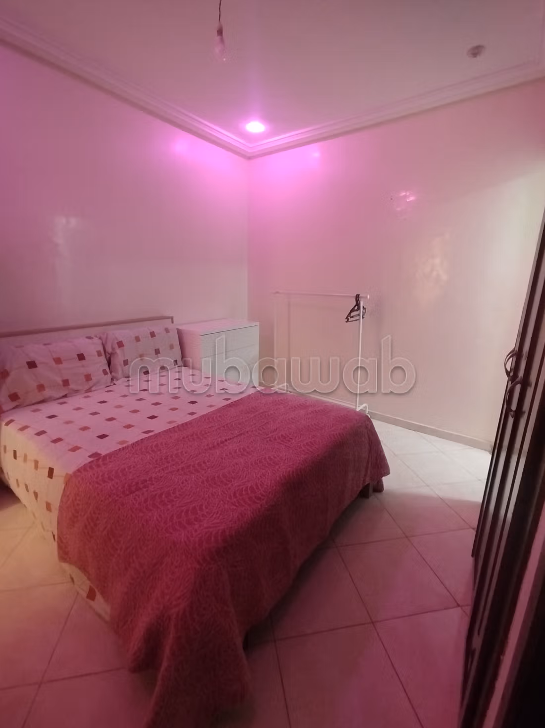 Bel appartement à louer à Hamria. Superficie de 80 m². Salon marocain et service de sécurité.