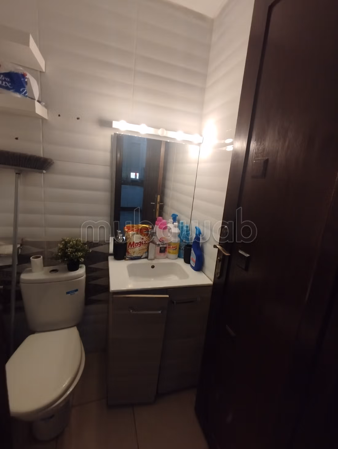 Bel appartement à louer à Hamria. Superficie de 80 m². Salon marocain et service de sécurité.