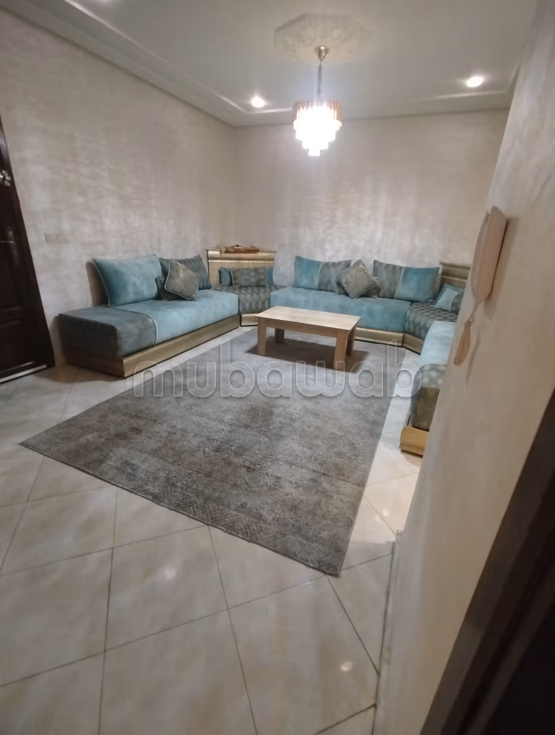 Bel appartement à louer à Hamria. Superficie de 80 m². Salon marocain et service de sécurité.