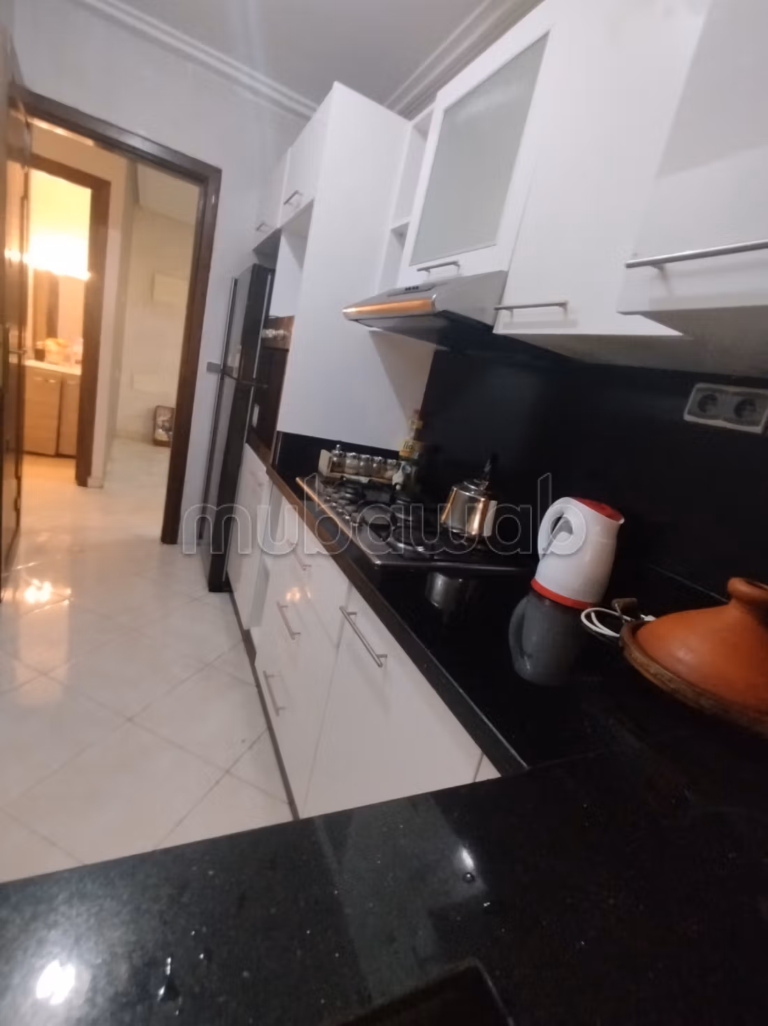 Bel appartement à louer à Hamria. Superficie de 80 m². Salon marocain et service de sécurité.