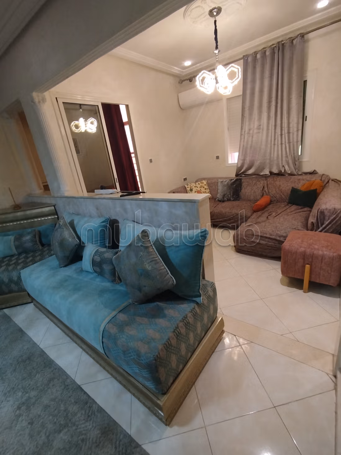 Bel appartement à louer à Hamria. Superficie de 80 m². Salon marocain et service de sécurité.