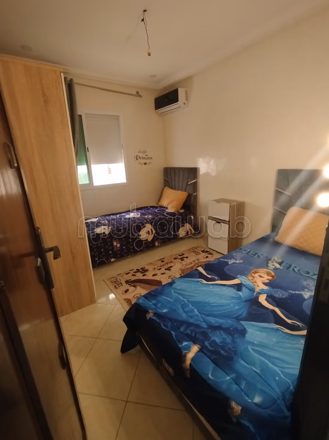 Bel appartement à louer à Hamria. Superficie de 80 m². Salon marocain et service de sécurité.