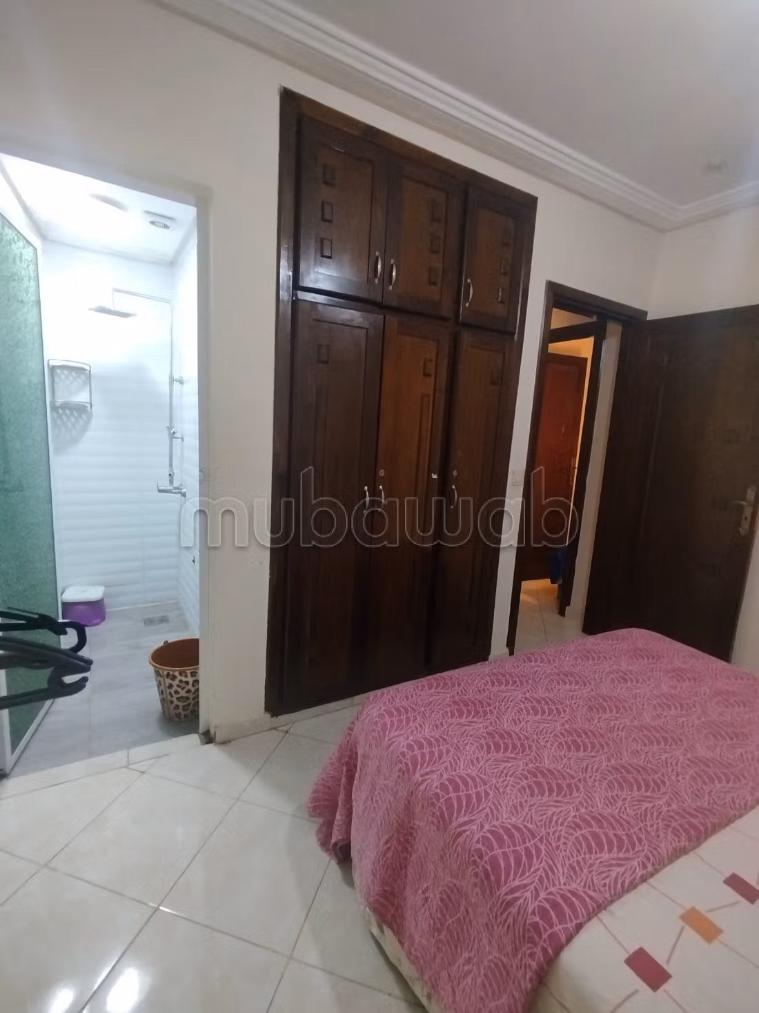 Bel appartement à louer à Hamria. Superficie de 80 m². Salon marocain et service de sécurité.