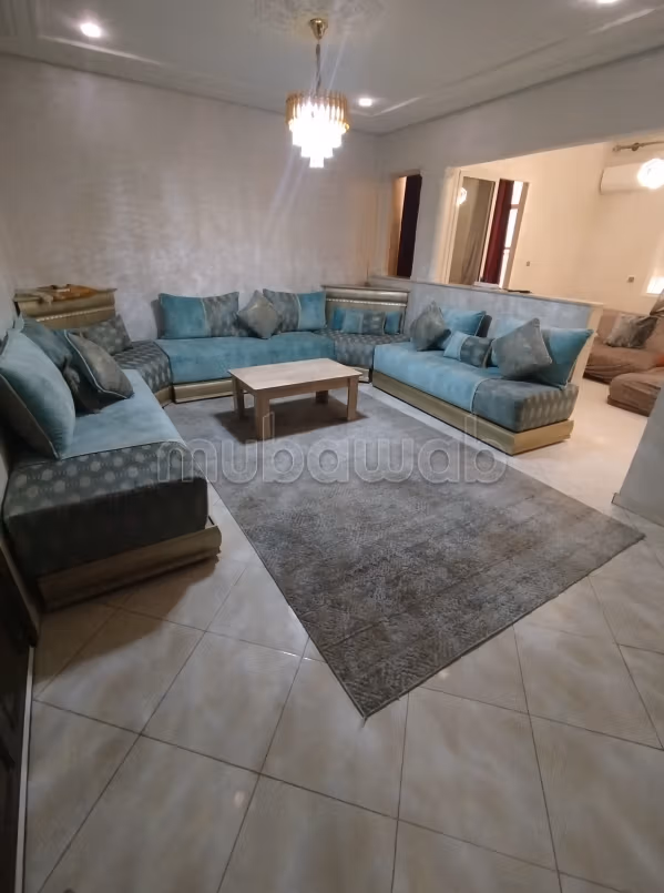Bel appartement à louer à Hamria. Superficie de 80 m². Salon marocain et service de sécurité.