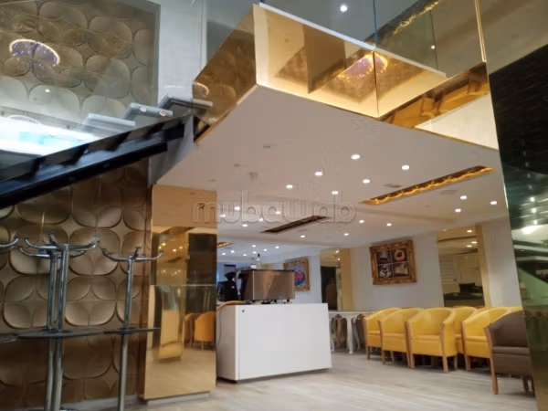 Luxe koffiehuis te koop met twee tegenovergestelde gevels en Anassi-materialen