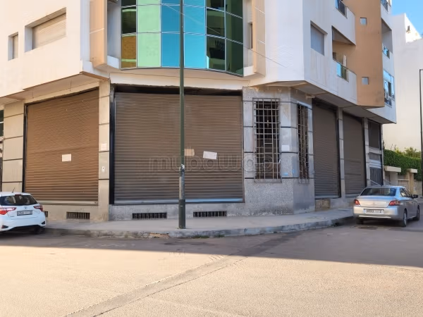Tienda de tres fachadas en venta o alquiler cerca de la Avenida de los Far