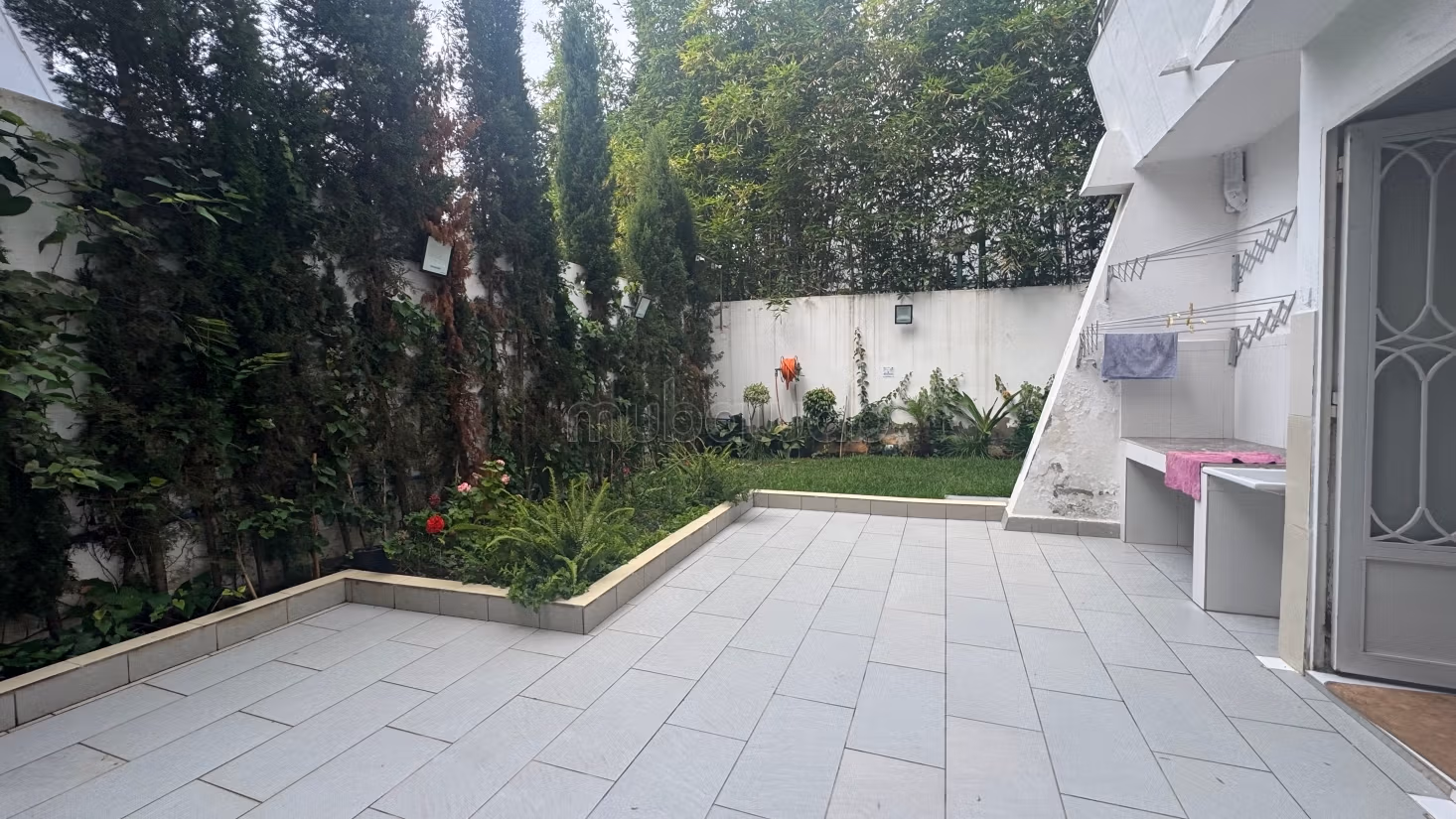 Vente villa de luxe à El Manar 
El Hank. Surface de 360 m². Terrasse
