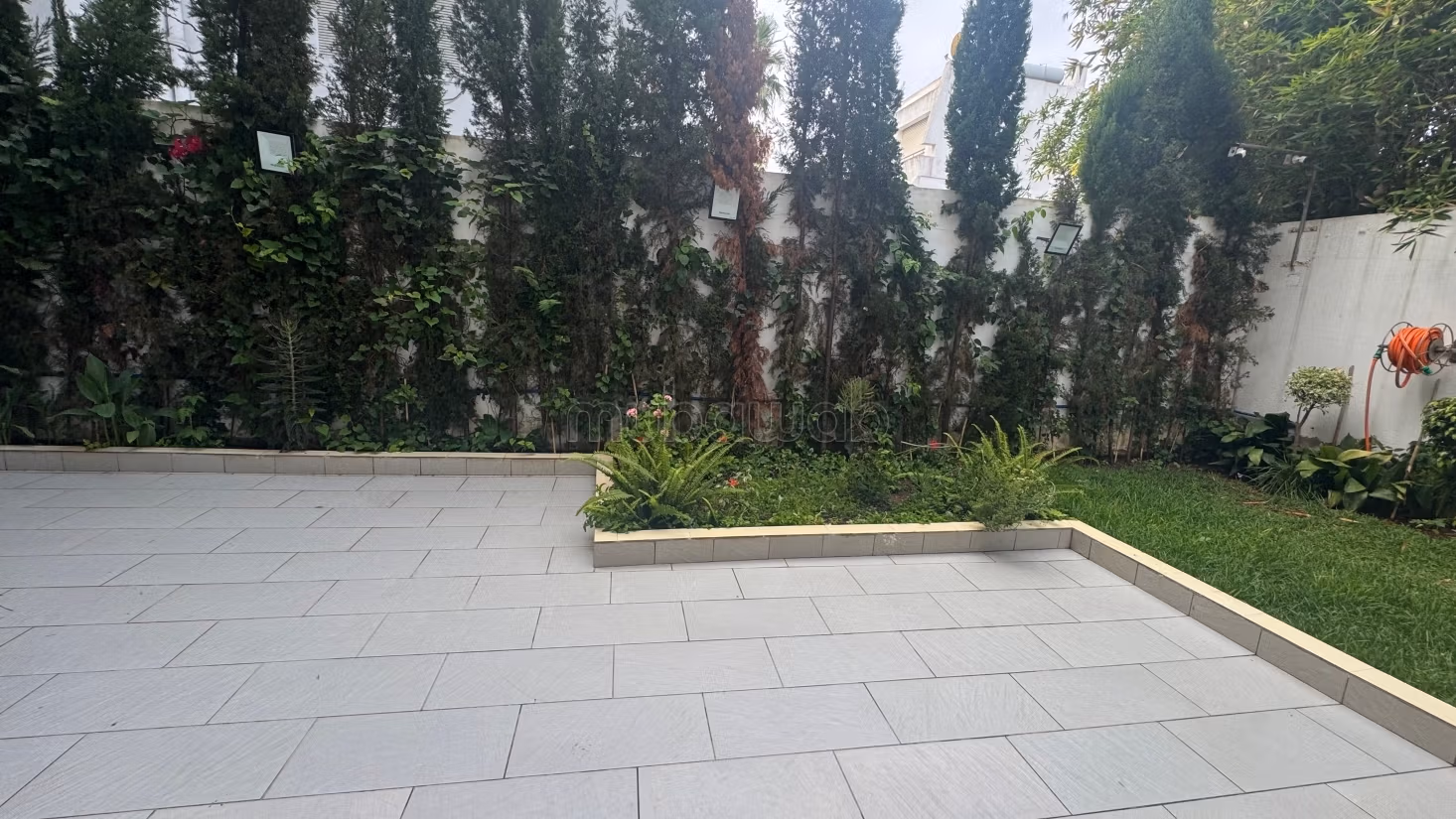 Vente villa de luxe à El Manar 
El Hank. Surface de 360 m². Terrasse