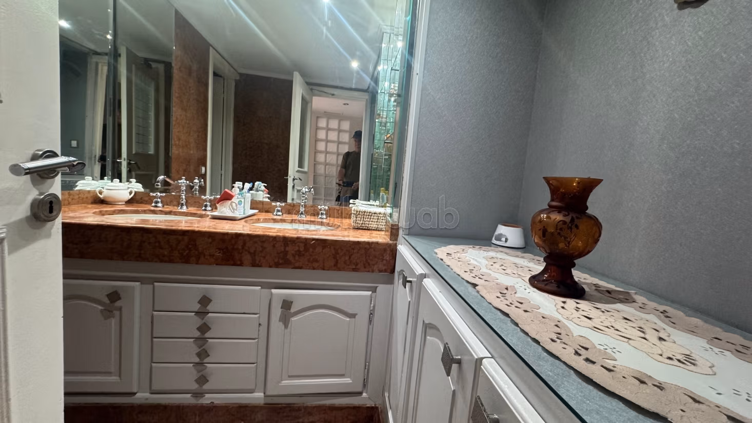 Vente villa de luxe à El Manar 
El Hank. Surface de 360 m². Terrasse