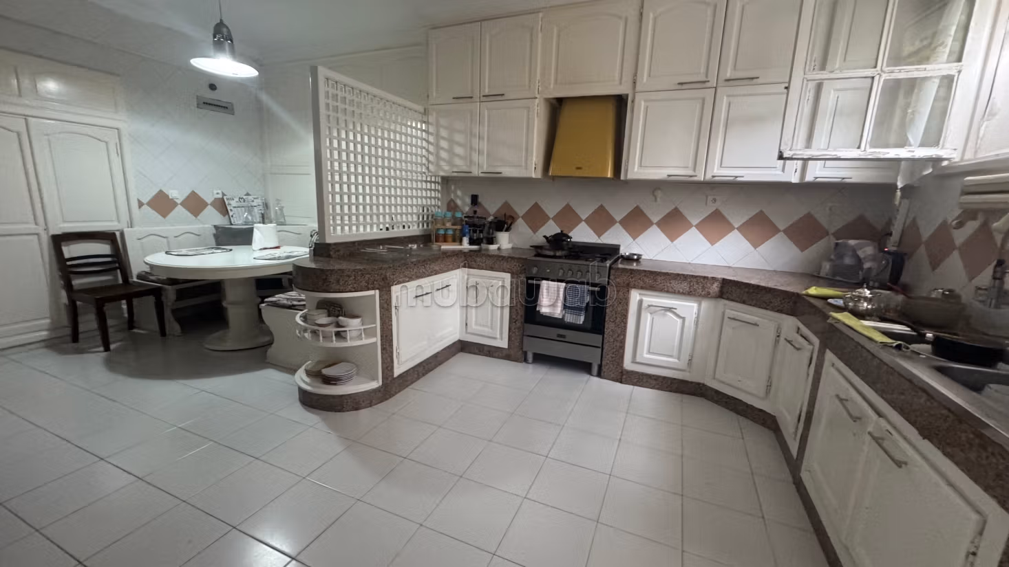 Vente villa de luxe à El Manar 
El Hank. Surface de 360 m². Terrasse