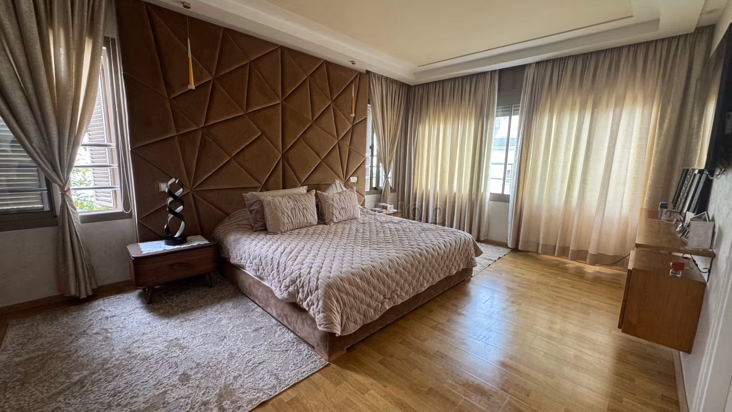 Vente villa de luxe à El Manar 
El Hank. Surface de 360 m². Terrasse