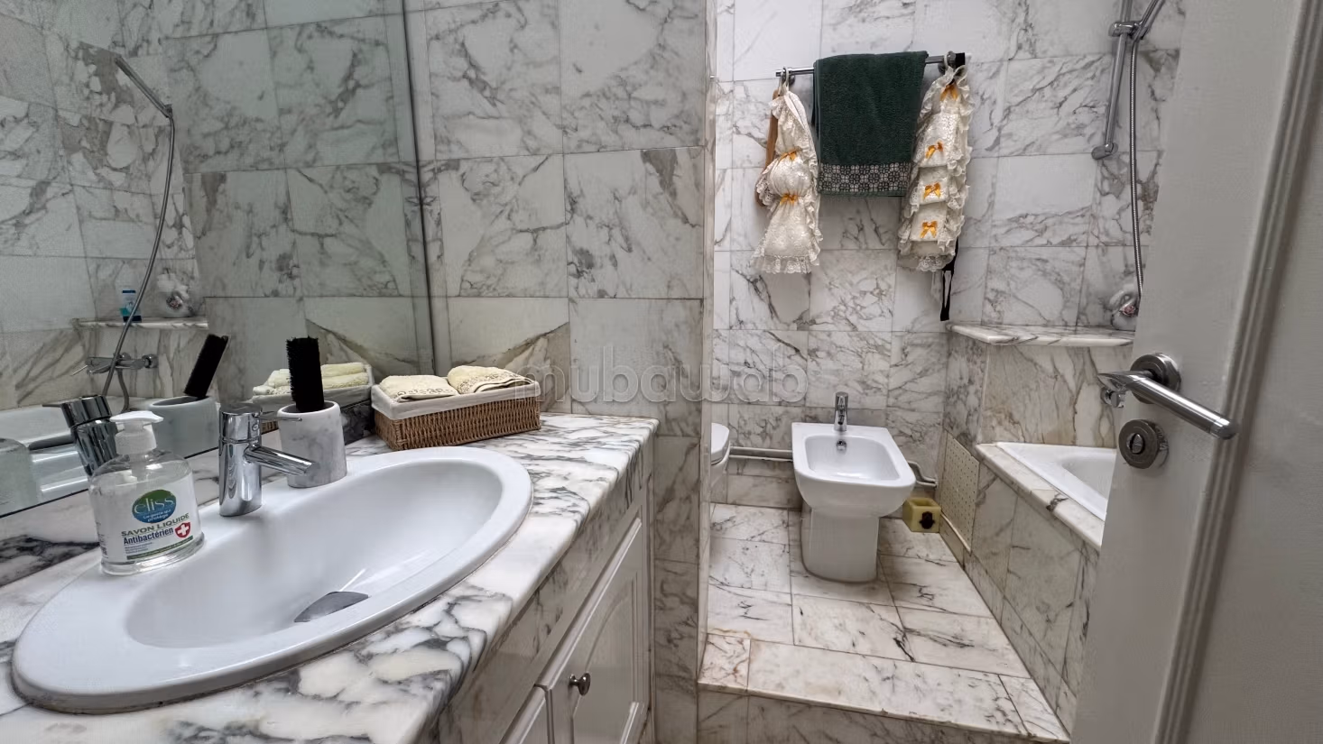 Vente villa de luxe à El Manar 
El Hank. Surface de 360 m². Terrasse