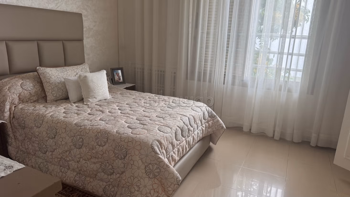 Vente villa de luxe à El Manar 
El Hank. Surface de 360 m². Terrasse
