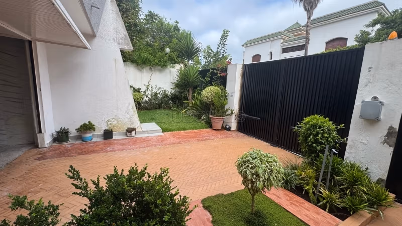 Vente villa de luxe à El Manar 
El Hank. Surface de 360 m². Terrasse