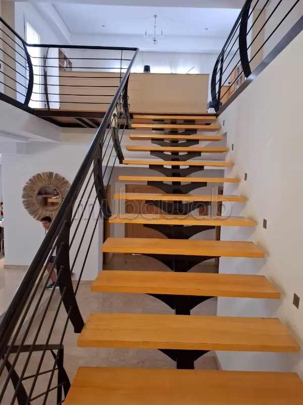 Villa a due facciate con piscina 700 metri di lusso e bella vista