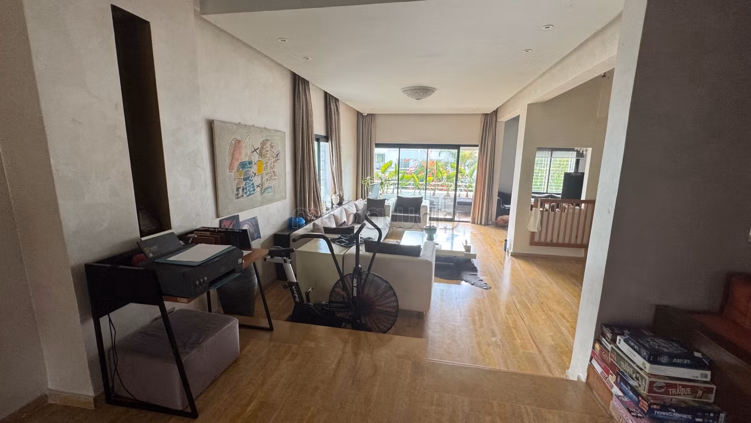 Villa de haut standing à vendre à Ain Diab Paranfa Extension. Surface de 380 m². Jardin