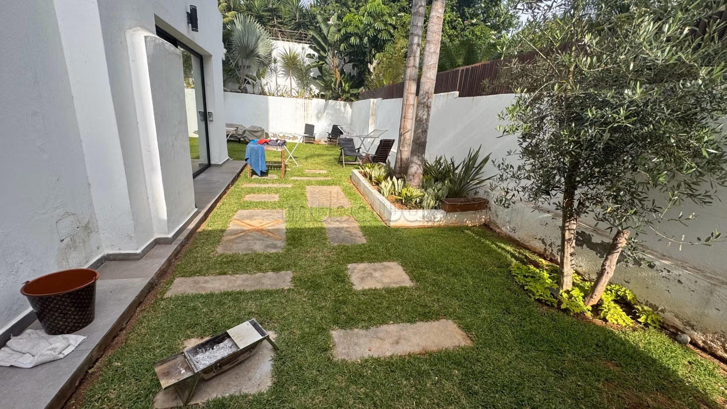 Villa de haut standing à vendre à Ain Diab Paranfa Extension. Surface de 380 m². Jardin