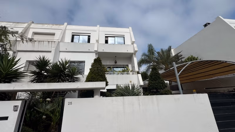Villa de haut standing à vendre à Ain Diab Paranfa Extension. Surface de 380 m². Jardin