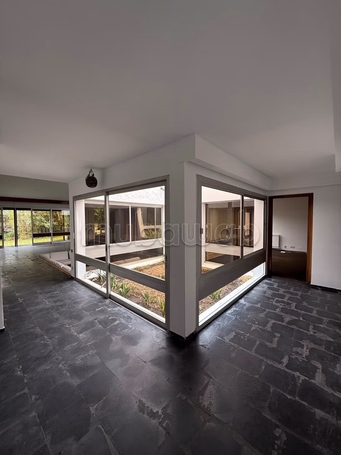 Superbe villa à louer à Souissi. Surface de 2000 m². Double vitrage et chauffage central