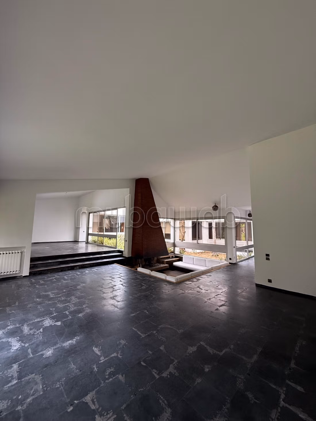 Superbe villa à louer à Souissi. Surface de 2000 m². Double vitrage et chauffage central