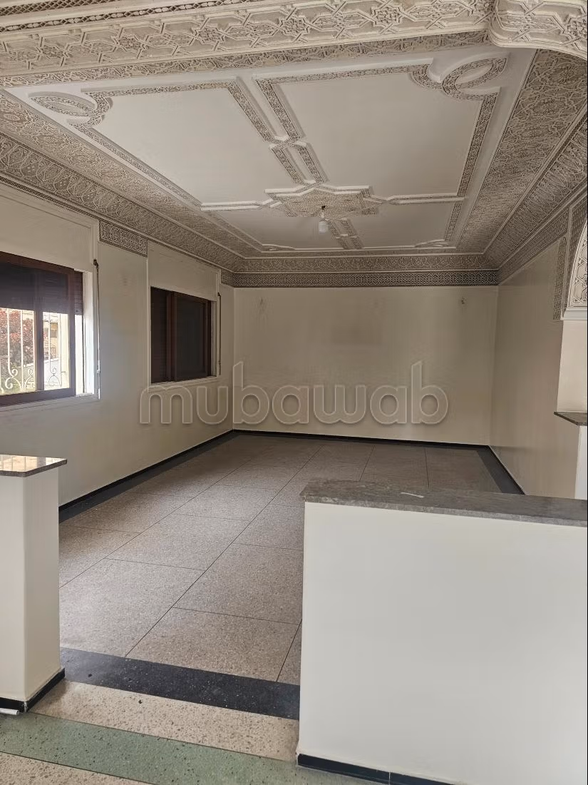 Magnifica villa in affitto a Lakhmis. Superficie totale di 450 m². Arredata