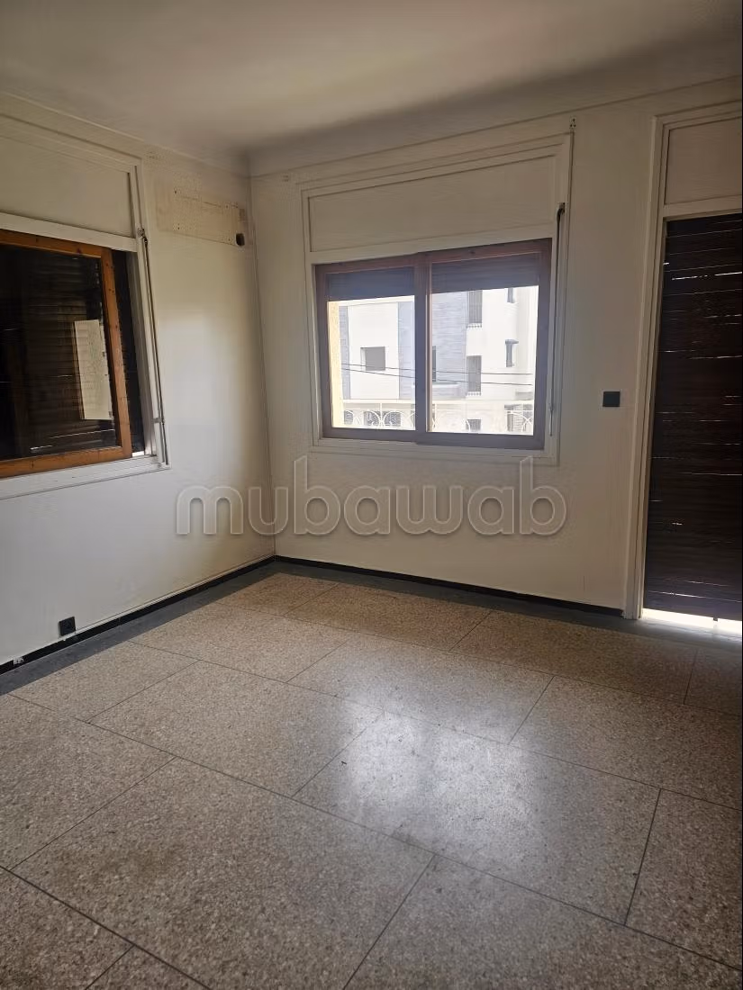Magnifica villa in affitto a Lakhmis. Superficie totale di 450 m². Arredata