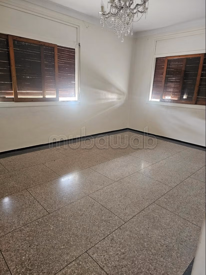 Magnifica villa in affitto a Lakhmis. Superficie totale di 450 m². Arredata