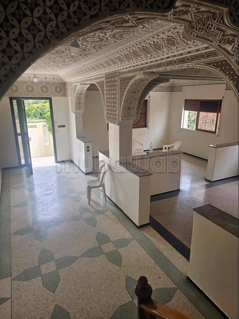 Magnifica villa in affitto a Lakhmis. Superficie totale di 450 m². Arredata