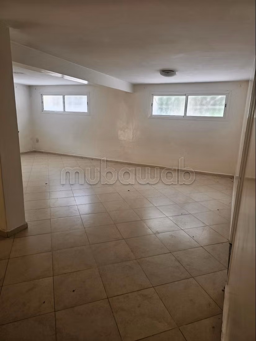 Magnifica villa in affitto a Lakhmis. Superficie totale di 450 m². Arredata