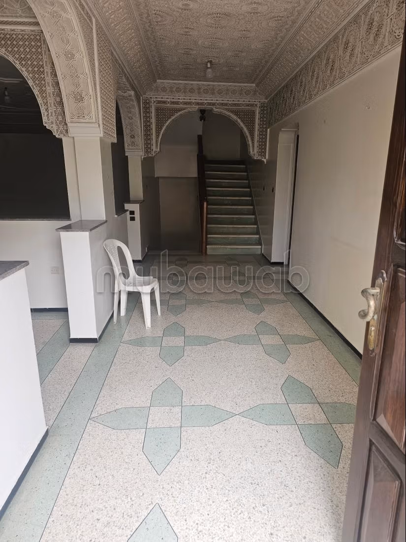 Magnifica villa in affitto a Lakhmis. Superficie totale di 450 m². Arredata