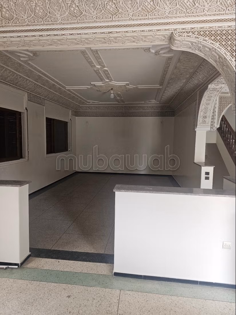 Magnifica villa in affitto a Lakhmis. Superficie totale di 450 m². Arredata