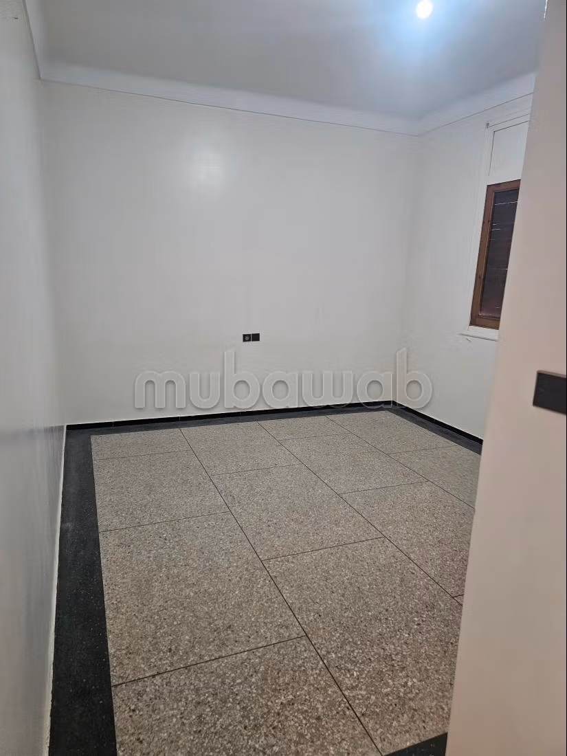 Magnifica villa in affitto a Lakhmis. Superficie totale di 450 m². Arredata