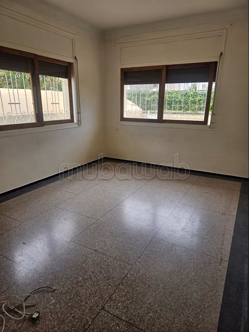 Magnifica villa in affitto a Lakhmis. Superficie totale di 450 m². Arredata