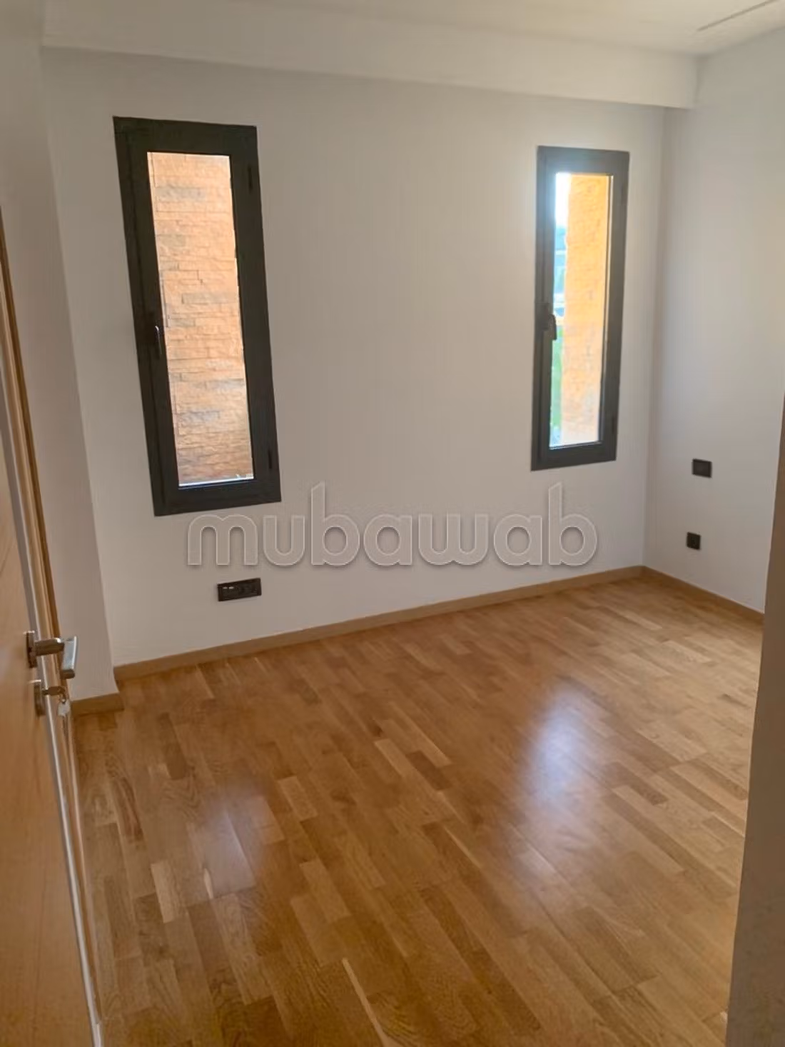 Rez de jardin avec piscine privative