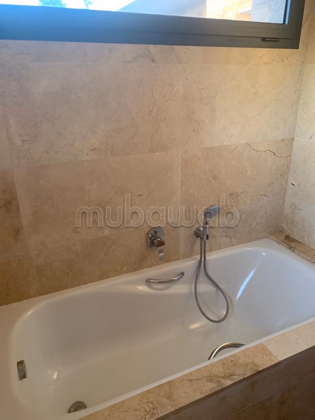 Rez de jardin avec piscine privative