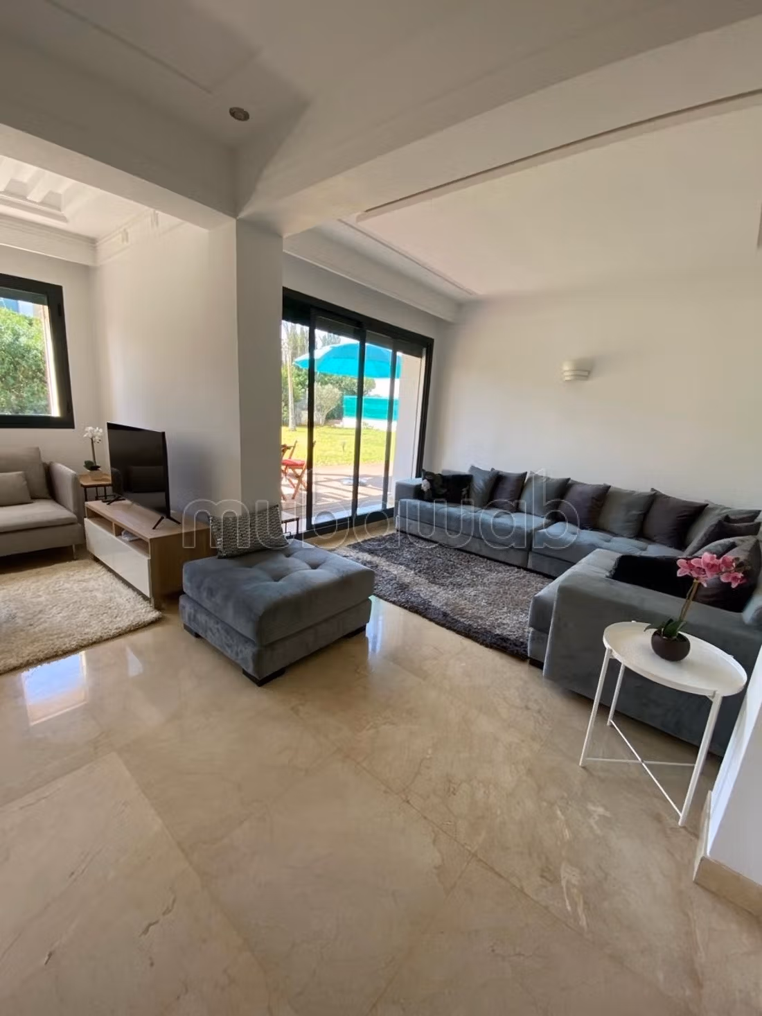 Rez de jardin avec piscine privative