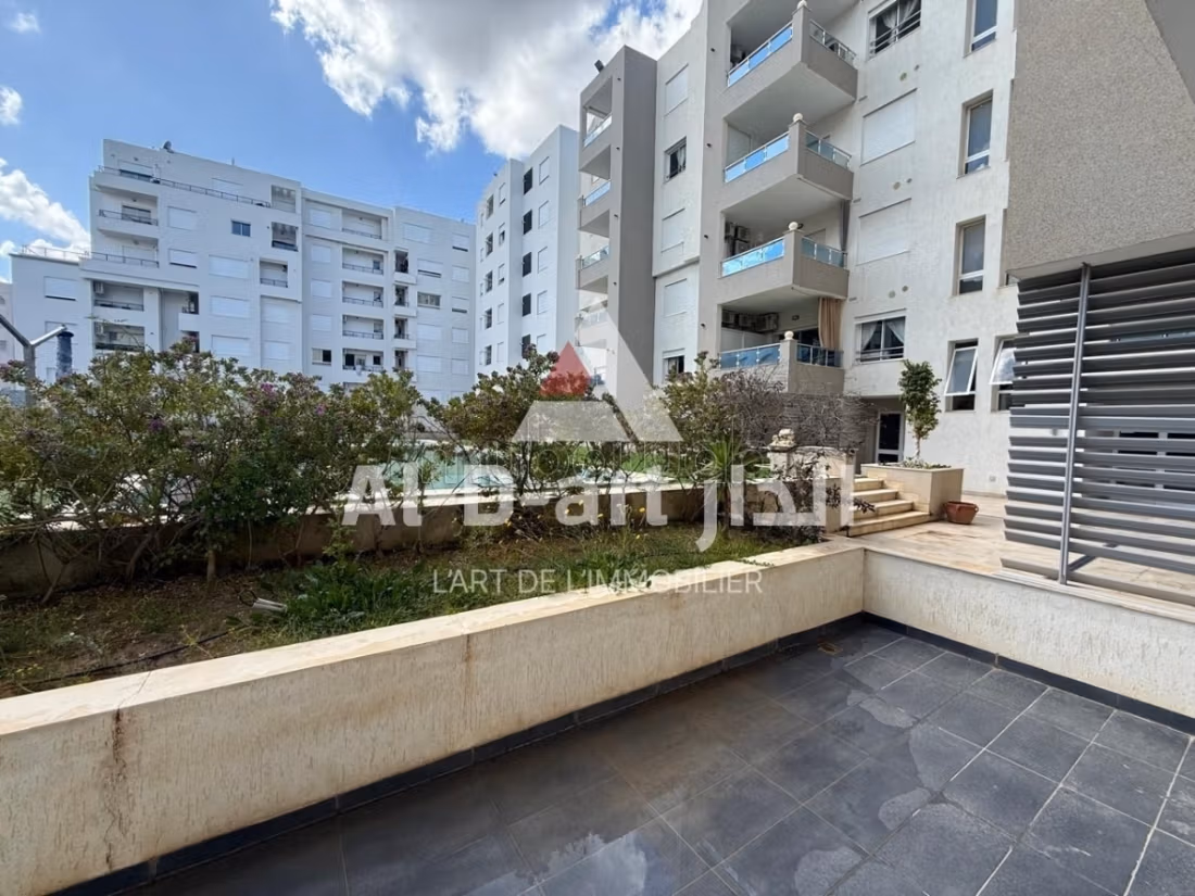 S2 con accesso a piscina comune e giardino privato