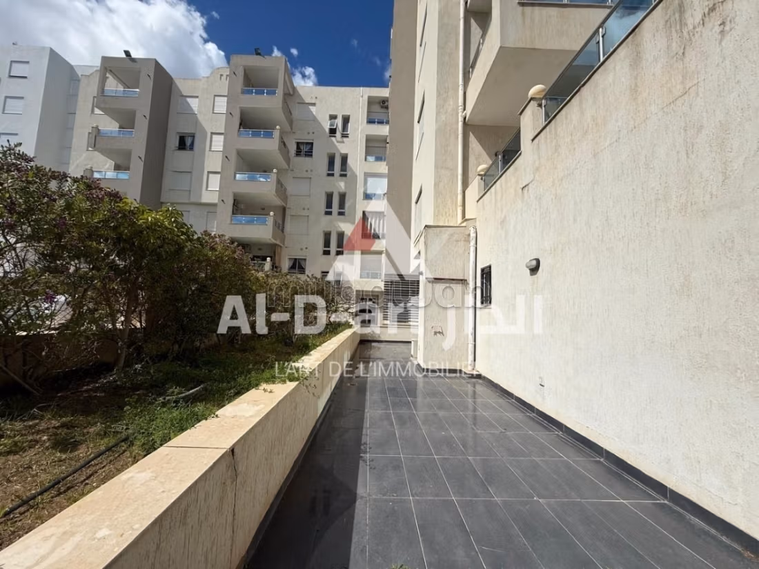 S2 con accesso a piscina comune e giardino privato