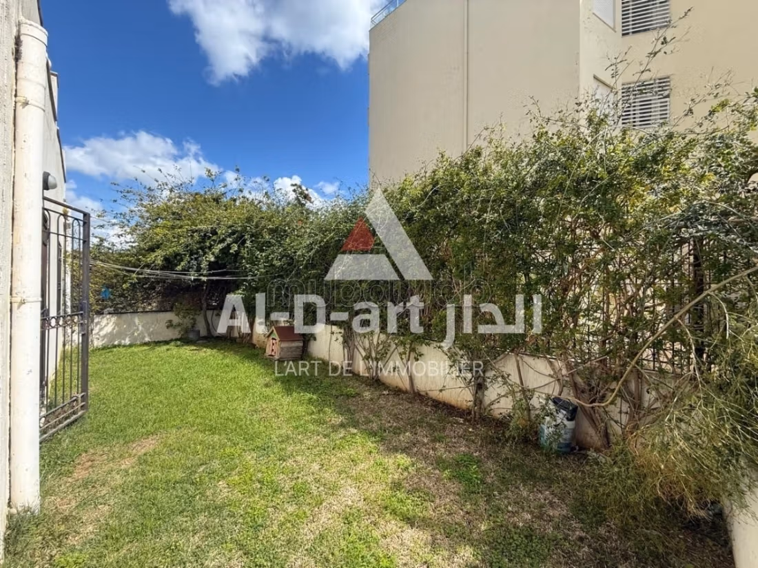 S2 con accesso a piscina comune e giardino privato