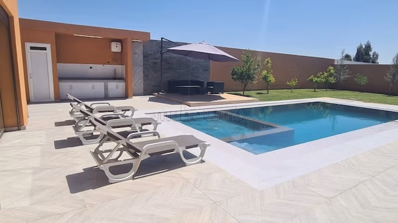 Une superbe villa de standing à vendre avec piscin