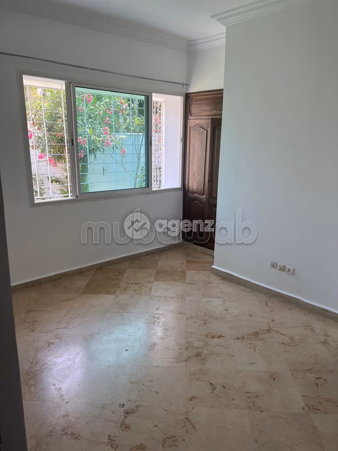 فيلا للايجار 740 م²، 3 غرف ريفييرا الدار البيضاء