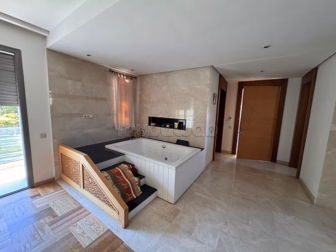 Casa de lujo en venta en Souissi. 6 habitaciones. Puerta blindada, seguridad