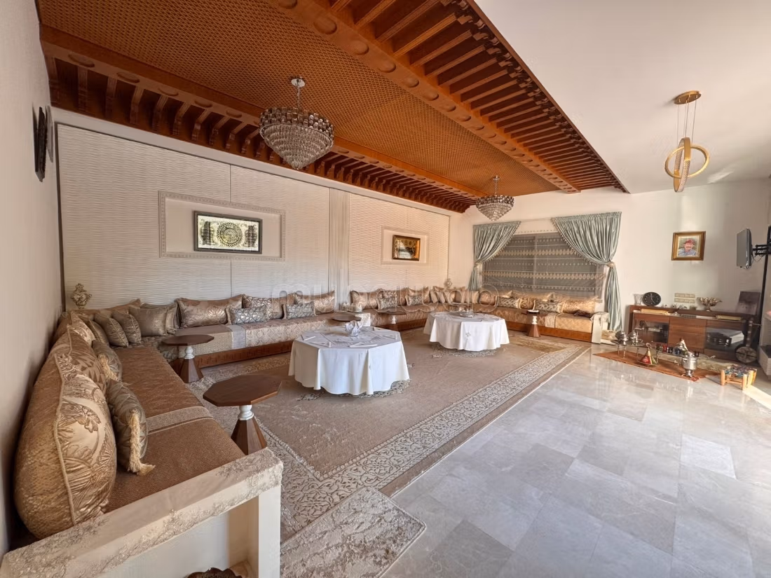 Casa de lujo en venta en Souissi. 6 habitaciones. Puerta blindada, seguridad