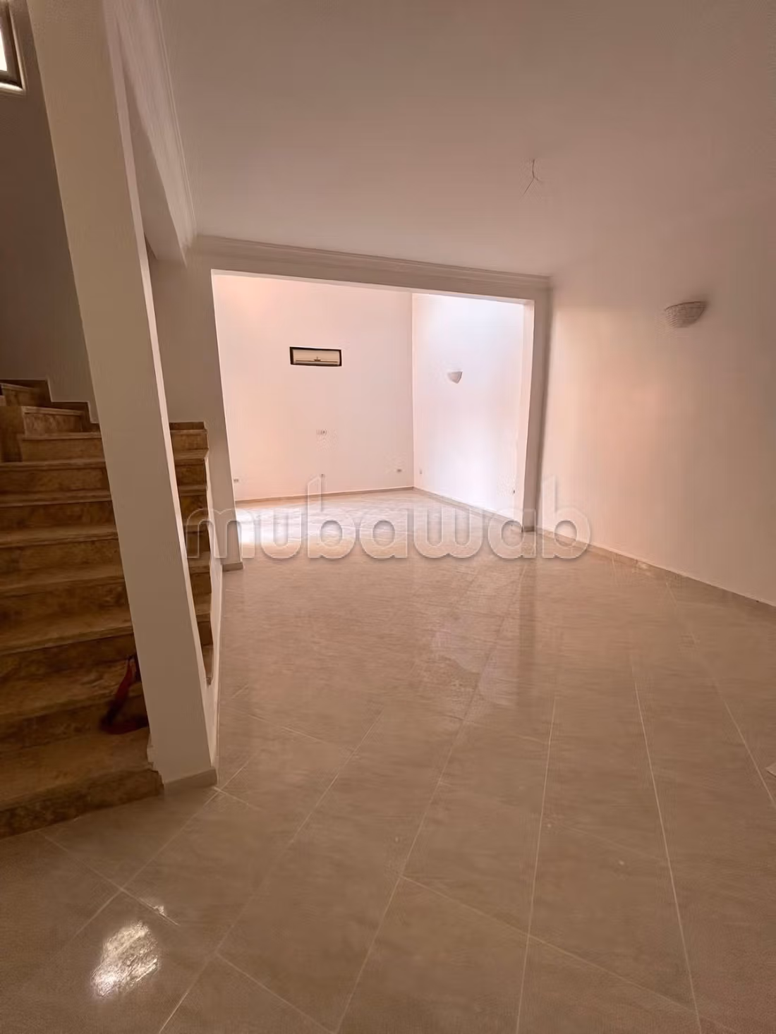 Appartement à louer à Route Casablanca. 
6 pièces. 
Avec ascenseur et terrasse