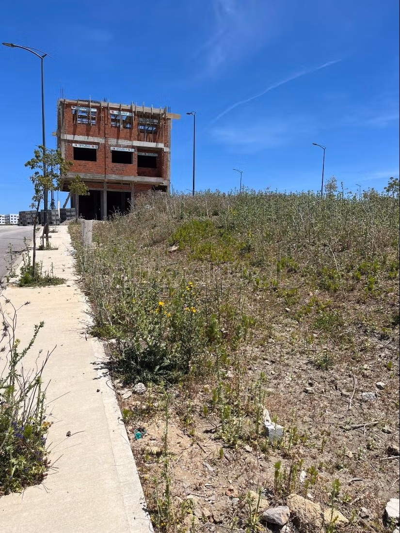 Terrain à vendre dans le quartier Hossni. Superficie totale 240 m²