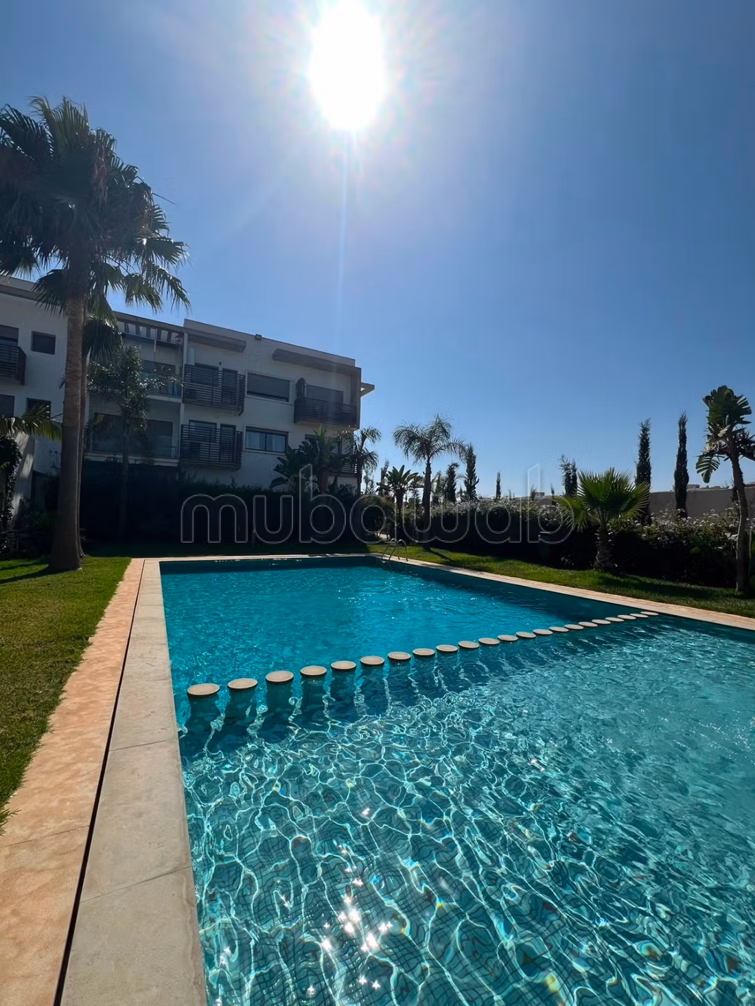Appartement à louer à menzah. 
3 chambres. 
Piscine et air conditionné — 2