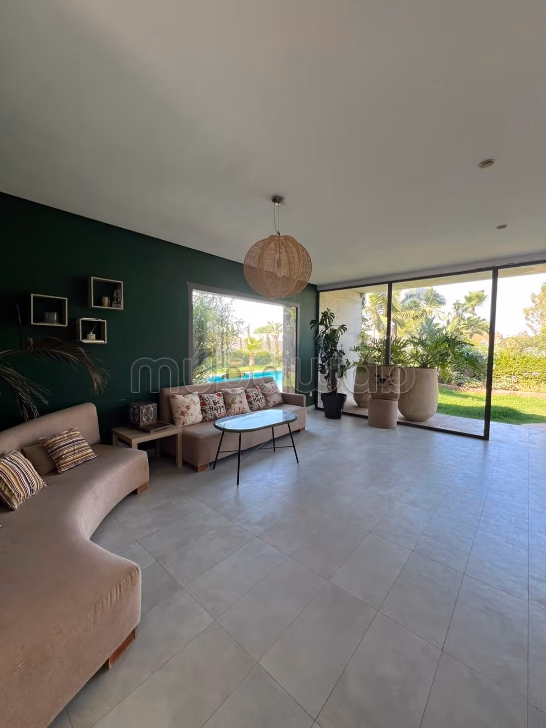 Appartement à louer à menzah. 
3 chambres. 
Piscine et air conditionné — 3