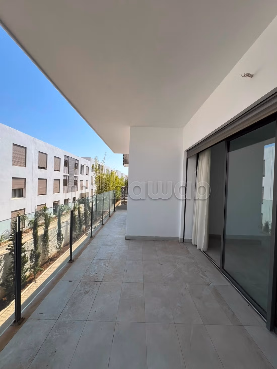 Appartement à louer à menzah. 
3 chambres. 
Piscine et air conditionné — 4